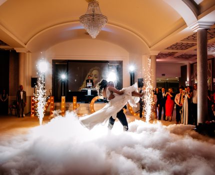 Ciężki dym i dekoracja światłem na wesele